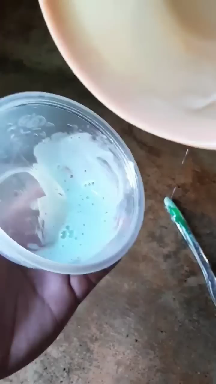 Cara membuat cairan pengusir semut di meja makan dengan dua bahan sederhana