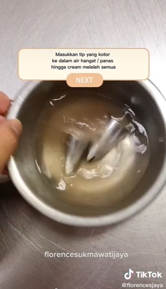 Bukan dicuci di air mengalir, ternyata begini trik cepat membersihkan piping tip agar sisa krim hilang