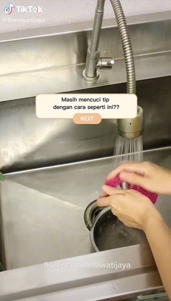 Bukan dicuci di air mengalir, ternyata begini trik cepat membersihkan piping tip agar sisa krim hilang