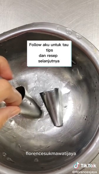 Bukan dicuci di air mengalir, ternyata begini trik cepat membersihkan piping tip agar sisa krim hilang