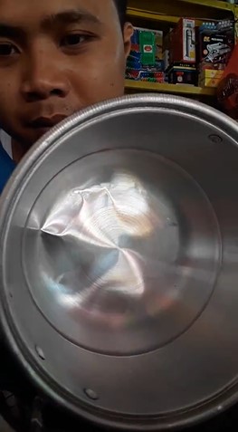 Trik simpel mengatasi bawah panci bahan alumunium yang penyok, cukup pakai 2 alat sederhana