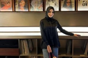 Diperiksa karena dugaan pernerimaan uang hasil korupsi, 7 gaya glamor Hana Hanifah jadi sorotan