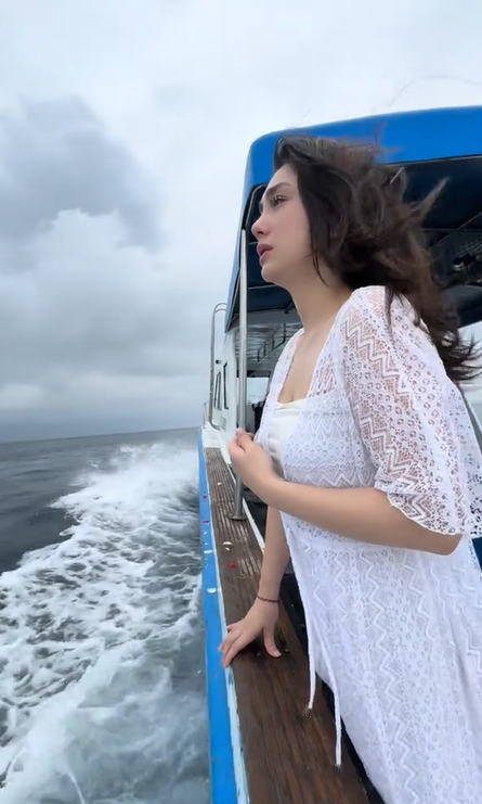 Celine Evangelista menangis pilu di atas kapal, sorot mata sendunya tuai atensi