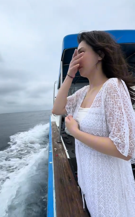 Celine Evangelista menangis pilu di atas kapal, sorot mata sendunya tuai atensi