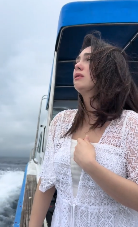 Celine Evangelista menangis pilu di atas kapal, sorot mata sendunya tuai atensi