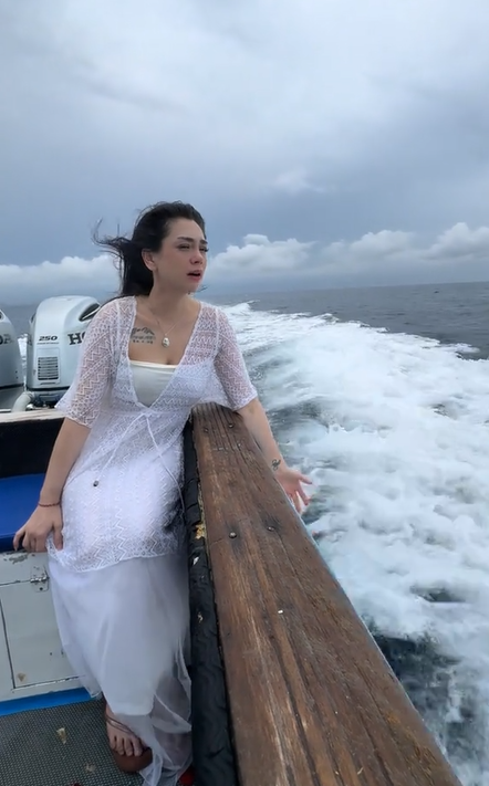 Celine Evangelista menangis pilu di atas kapal, sorot mata sendunya tuai atensi