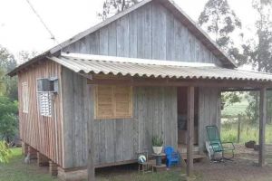 Dari luar tampak biasa dan jadul, 11 potret rumah papan ini punya kamar mandi sekelas kompleks mahal