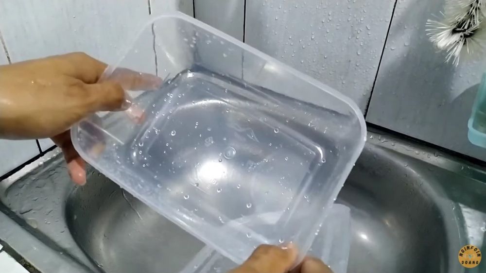 Bukan pakai spons atau disiram air langsung, ini cara hilangkan minyak berlebih di mangkuk kaca