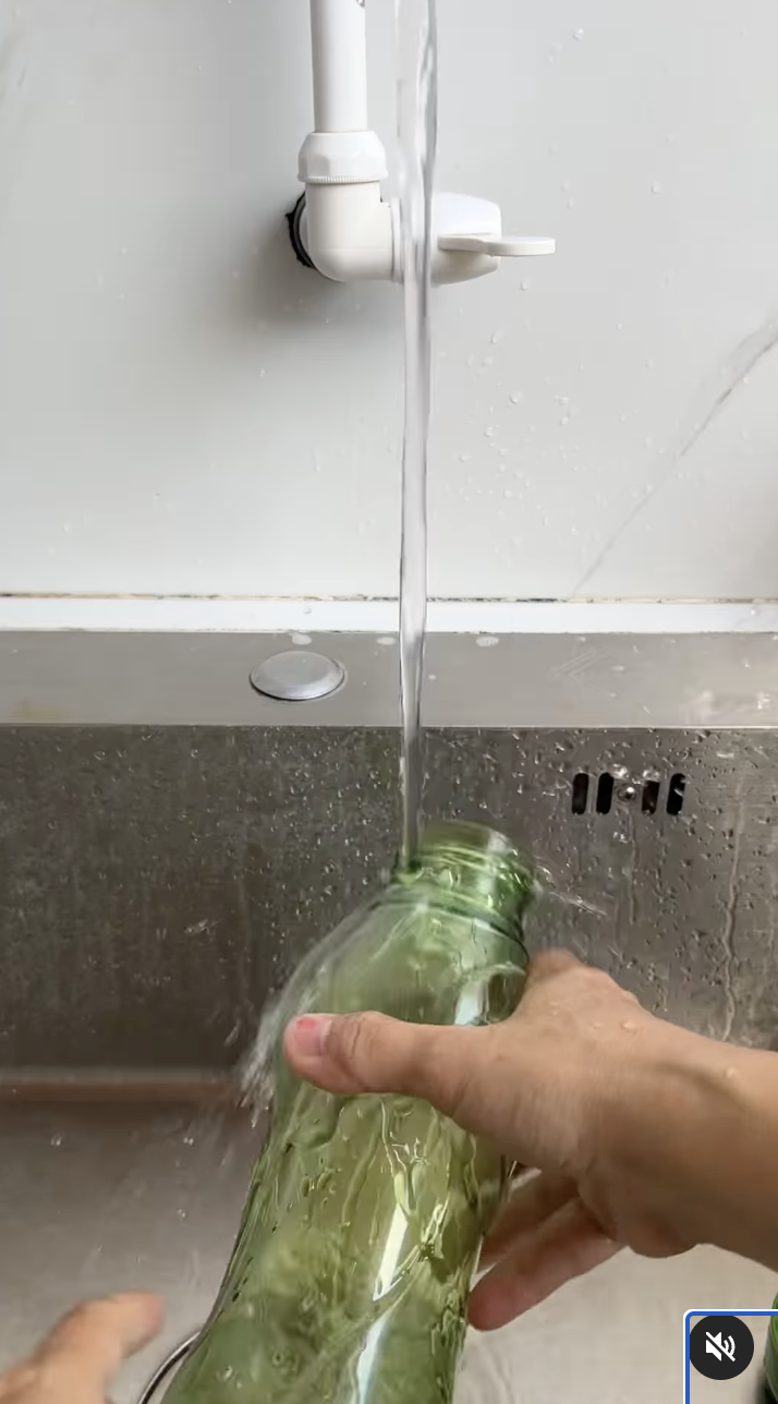 Cara mencuci botol bau pakai 2 bahan dapur, nggak lagi malas minum