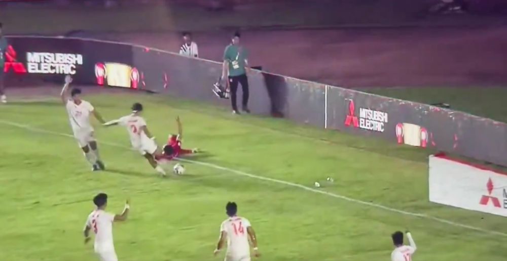 Aksi kasar bek Myanmar ke Marselino Ferdinan, warganet kecewa dengan tindakan wasit