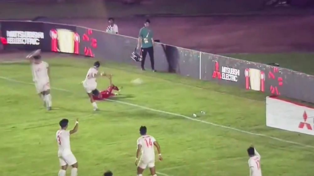 Aksi kasar bek Myanmar ke Marselino Ferdinan, warganet kecewa dengan tindakan wasit