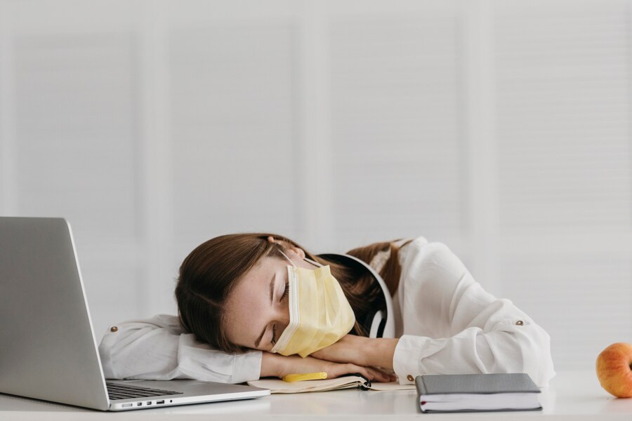 7 Mitos seputar tidur di meja, nggak cuma dianggap bikin seret rejeki