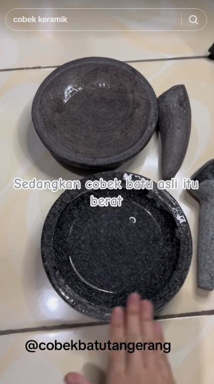 Emak-emak harus tahu, ini trik gampang bedakan cobek batu asli dan palsu cuma dengan lakukan hal ini