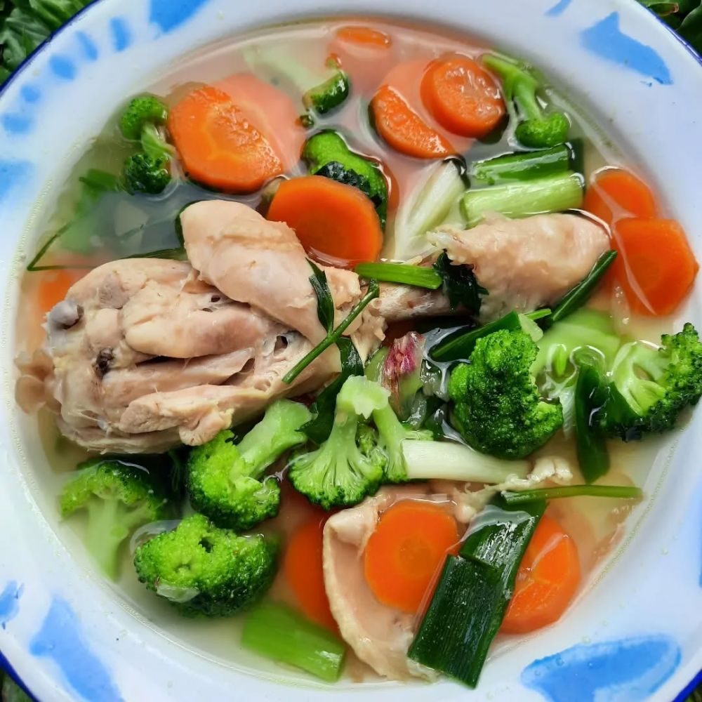 11 Cara masak sayur sop ayam yang mudah dibuat, penuh gizi, dan cocok disantap saat hangat