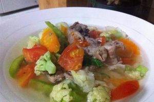 11 Cara masak sayur sop ayam yang mudah dibuat, penuh gizi, dan cocok disantap saat hangat