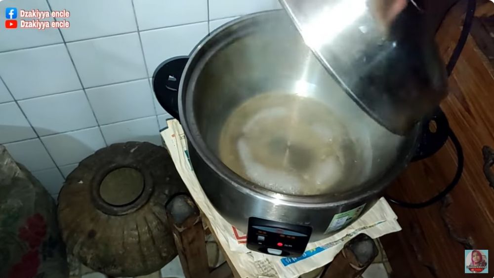 Bukan pakai baking soda, ini cara cepat membersihkan kerak gosong membandel di bagian dalam panci