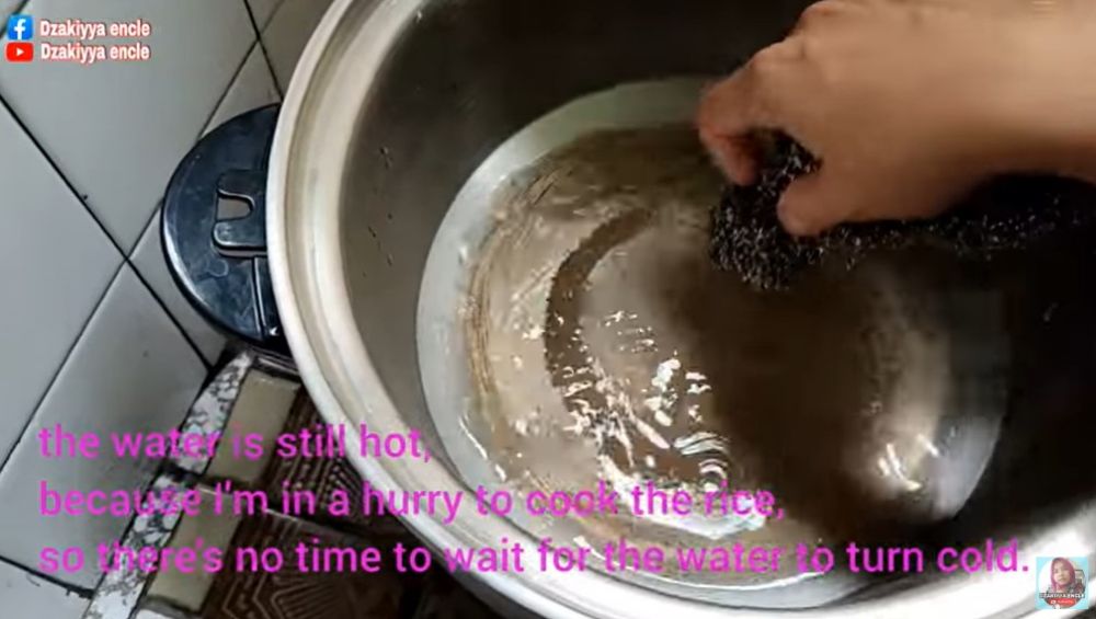 Bukan pakai baking soda, ini cara cepat membersihkan kerak gosong membandel di bagian dalam panci