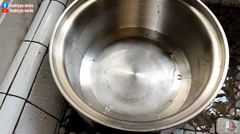 Bukan pakai baking soda, ini cara cepat membersihkan kerak gosong membandel di bagian dalam panci