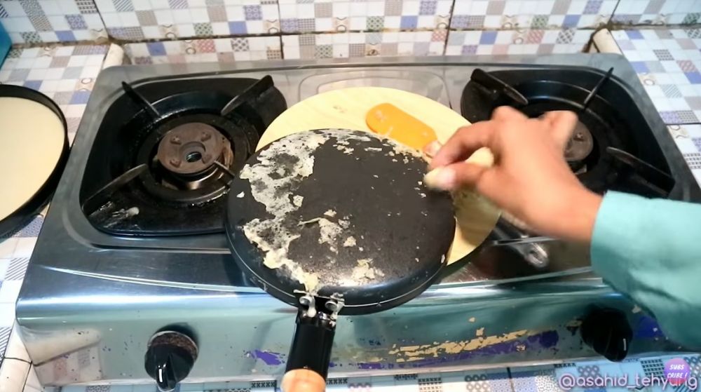 Trik mengatasi wajan kwalik yang lengket cuma andalkan satu bumbu masak, bikin kulit lumpia jadi mulus