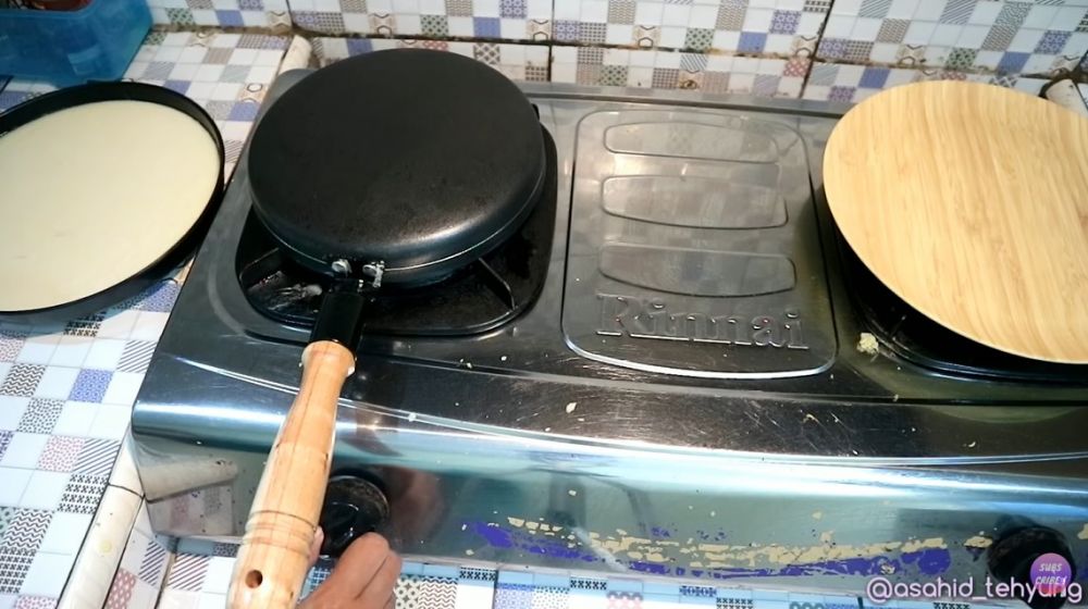 Trik mengatasi wajan kwalik yang lengket cuma andalkan satu bumbu masak, bikin kulit lumpia jadi mulus