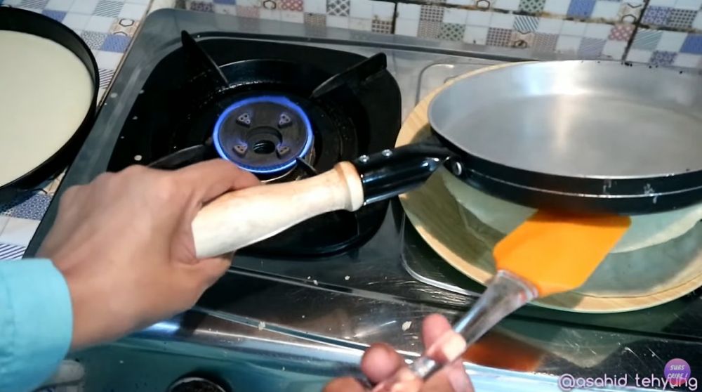 Trik mengatasi wajan kwalik yang lengket cuma andalkan satu bumbu masak, bikin kulit lumpia jadi mulus