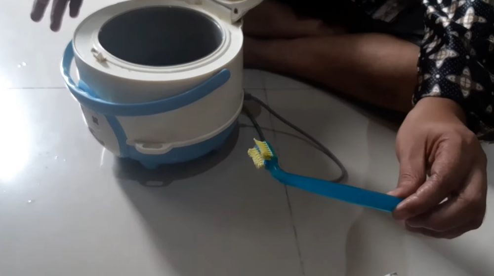 Jangan dicuci pakai sabun, trik ampuh angkat kerak dan noda gosong membandel di dasar rice cooker