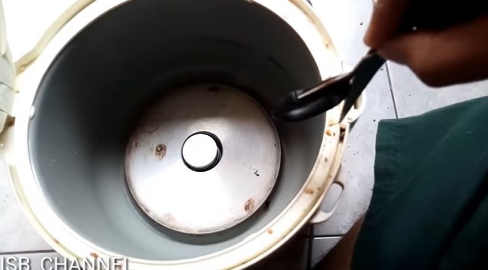 Tak perlu dibawa ke tukang service, ini 5 cara mengatasi bau tak sedap di rice cooker lama