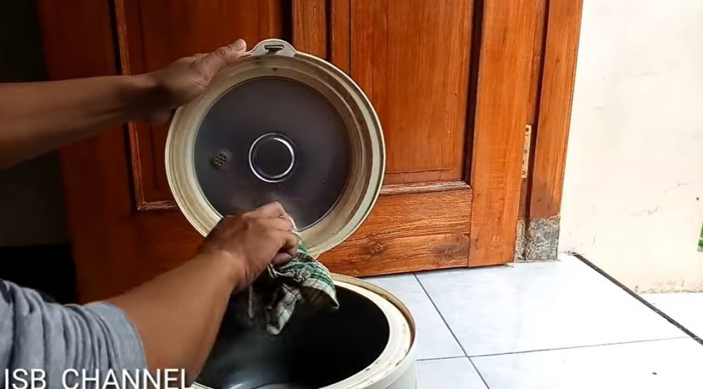 Tak perlu dibawa ke tukang service, ini 5 cara mengatasi bau tak sedap di rice cooker lama