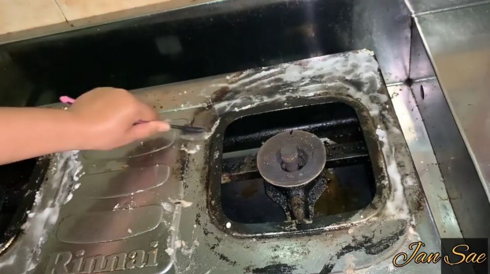 Kerak menahun hempas seketika, ini cara basmi noda gosong di kompor gas jadi kinclong pakai 3 bahan