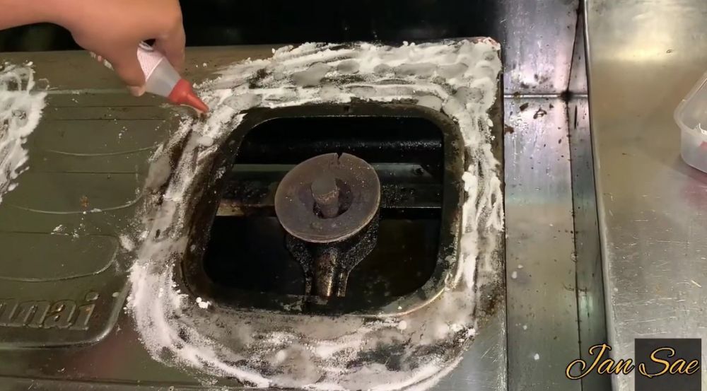 Kerak menahun hempas seketika, ini cara basmi noda gosong di kompor gas jadi kinclong pakai 3 bahan