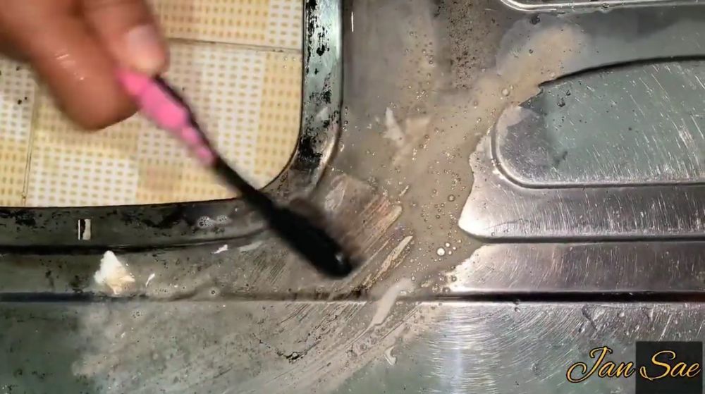 Kerak menahun hempas seketika, ini cara basmi noda gosong di kompor gas jadi kinclong pakai 3 bahan