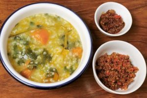 11 Kreasi resep bubur Manado dengan lauk pelengkap yang lezat