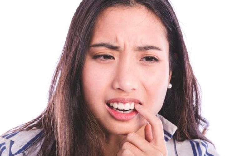 Auto putih tanpa bleaching, ini cara atasi gigi bernoda kuning pakai 1 bahan minuman