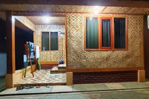 Dari luar jauh dari kata modern, 11 potret rumah gedhek ini bikin serasa nginep di vila tiap hari