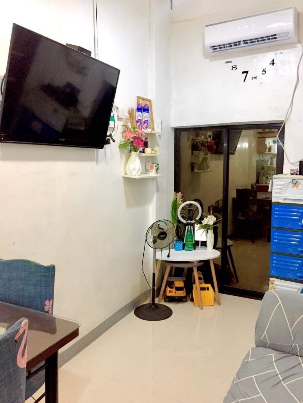 Luarnya mirip indekos sempit tengah kota, 10 potret rumah segaris ini dalamnya bak mini apartemen