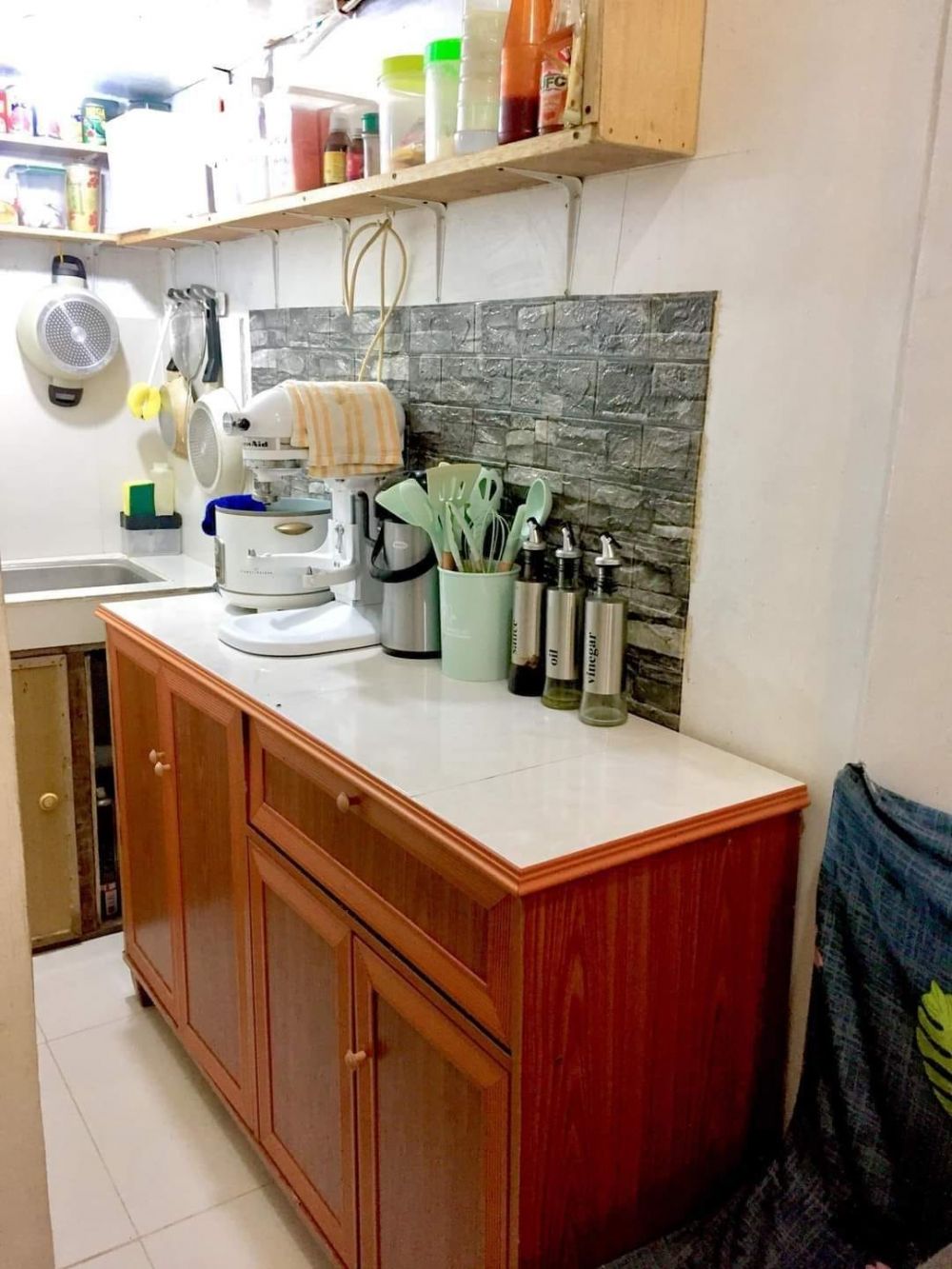 Luarnya mirip indekos sempit tengah kota, 10 potret rumah segaris ini dalamnya bak mini apartemen