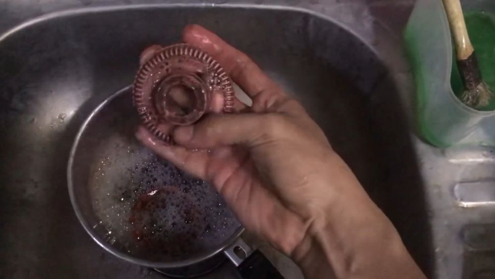 Nggak perlu digosok berkali-kali, ini trik cepat bersihkan kerak di burner kompor tanpa direndam