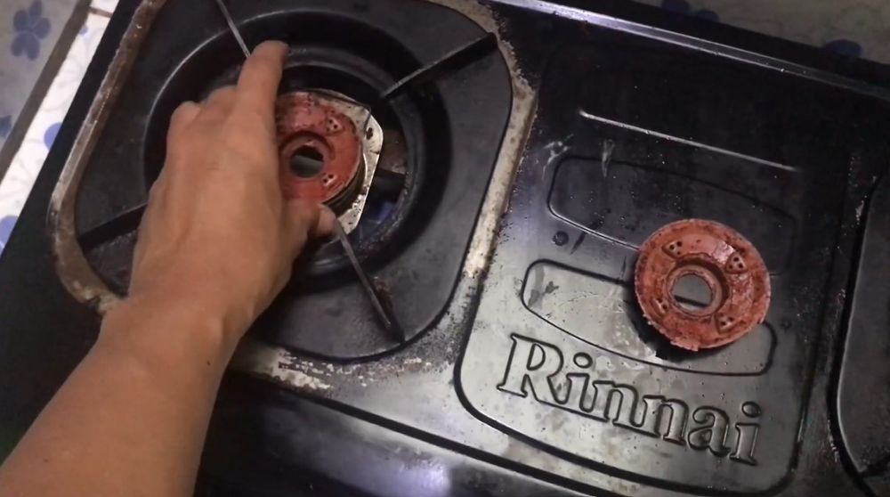 Nggak perlu digosok berkali-kali, ini trik cepat bersihkan kerak di burner kompor tanpa direndam