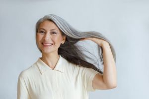 Trik menghitamkan uban untuk samarkan rambut putih dengan 1 jenis bumbu dapur