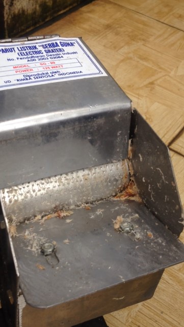 Tanpa harus dibongkar, ini cara membersihkan parutan kelapa listrik dengan aman