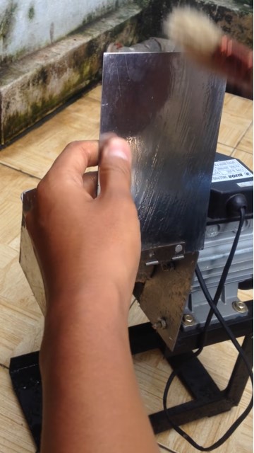 Tanpa harus dibongkar, ini cara membersihkan parutan kelapa listrik dengan aman