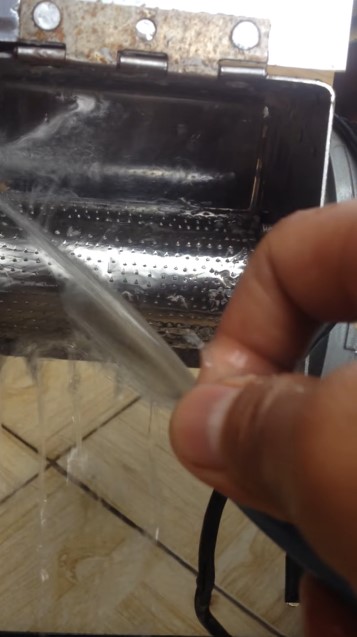 Tanpa harus dibongkar, ini cara membersihkan parutan kelapa listrik dengan aman