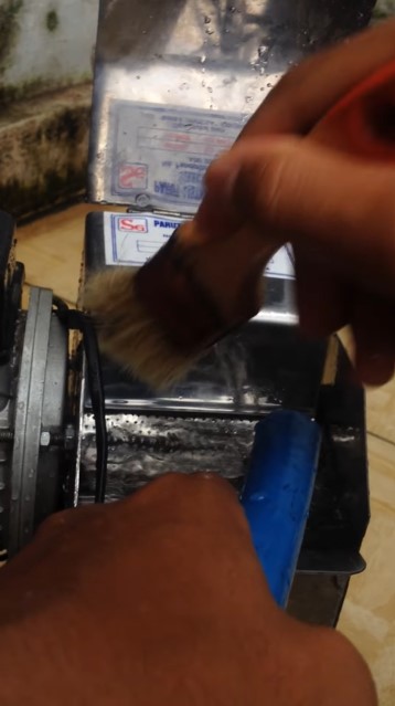 Tanpa harus dibongkar, ini cara membersihkan parutan kelapa listrik dengan aman