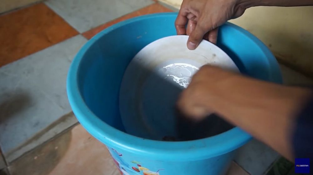 Bukan direndam cairan pemutih, ini trik membersihkan kerak membandel di piring lama pakai 2 bahan