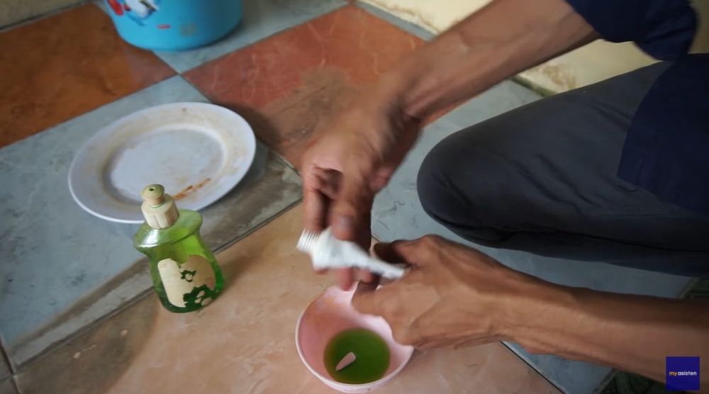 Bukan direndam cairan pemutih, ini trik membersihkan kerak membandel di piring lama pakai 2 bahan