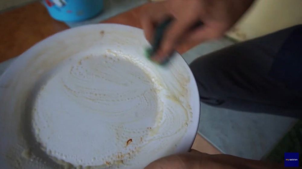 Bukan direndam cairan pemutih, ini trik membersihkan kerak membandel di piring lama pakai 2 bahan