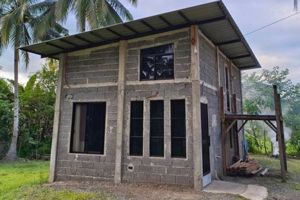 Mirip bangunan terbengkalai di tengah hutan, intip 7 potret rumah bergaya industrial minimalis