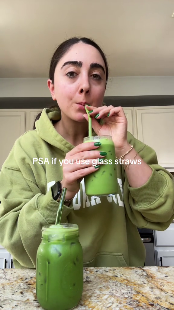 Kerap dianggap sepele, ternyata penggunaan sedotan kaca punya efek samping yang tak banyak orang tahu