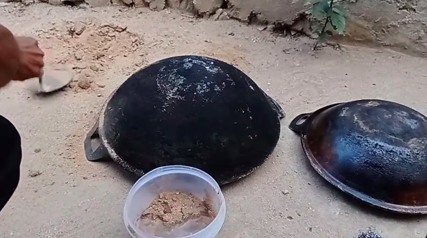 Trik jitu menghilangkan kerak gosong yang tebal di pantat wajan, cuma pakai 3 bahan pembersih