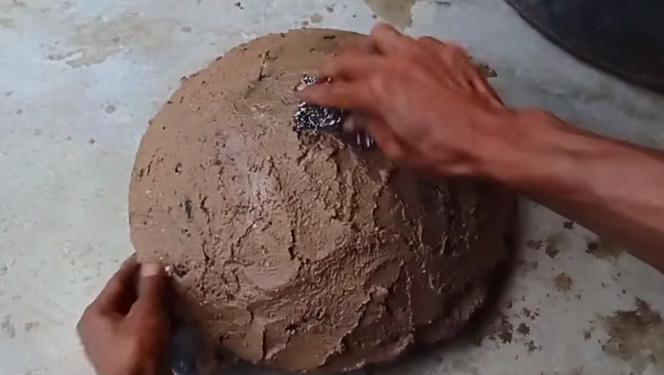 Trik jitu menghilangkan kerak gosong yang tebal di pantat wajan, cuma pakai 3 bahan pembersih